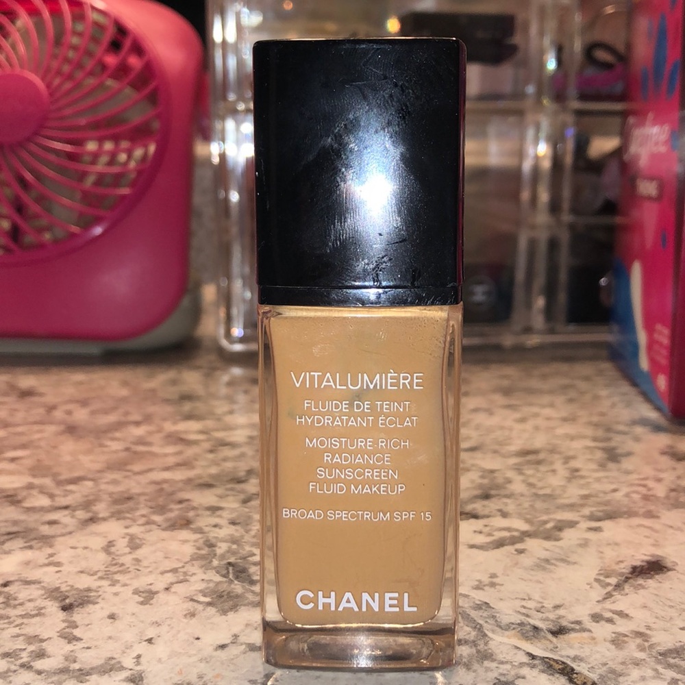 CHANEL | Vitalumière Moisture-Rich Radiance Sunscreen Fluid Makeup foundation
